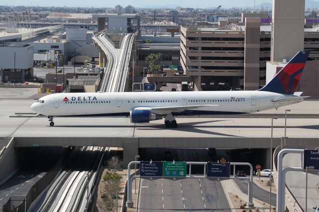 BOEING 767-400 (N839MH)