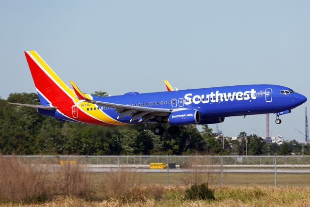 Boeing 737-800 (N8301J)