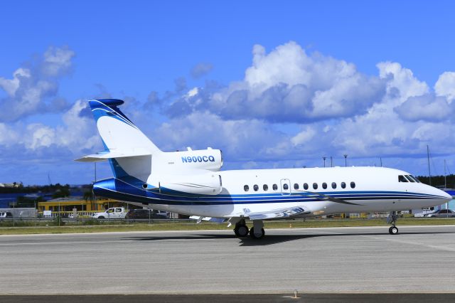 Dassault Falcon 900 (N900CQ) - N900Cq rolling out after landing at TNCM St Maarten.