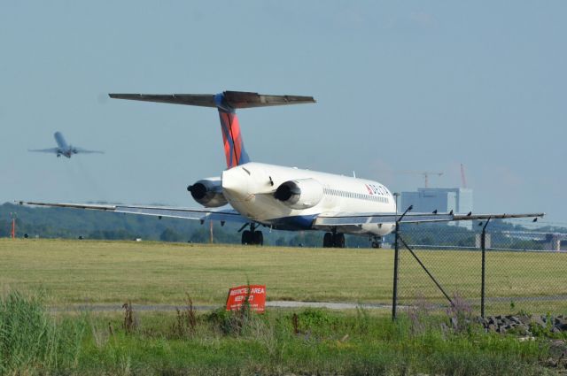 McDonnell Douglas MD-80 (N959DL) - From Gravelly Point 