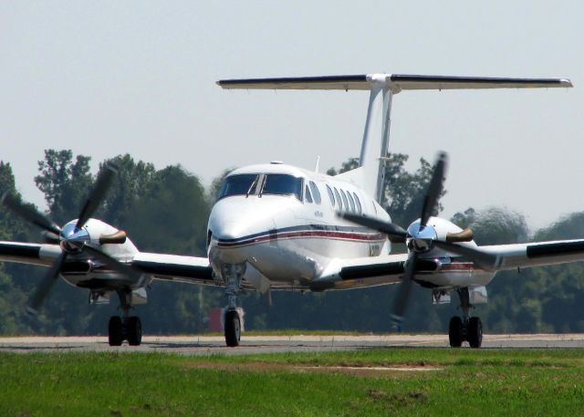 Beechcraft Super King Air 300 (N203RR) - Taxiing to the active at Downtown Shreveport.