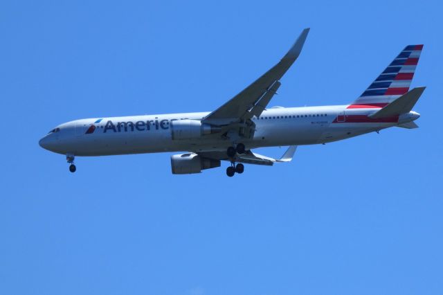 BOEING 767-300 (N349AN) - Shown here on approach is an American Airlines Boeing 767-300 in the Summer of 2018.