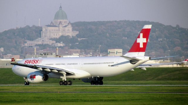 Airbus A330-300 (HB-JHJ)