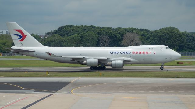 Boeing 747-400 (B-2425) - China Cargo arrives from Shanghai