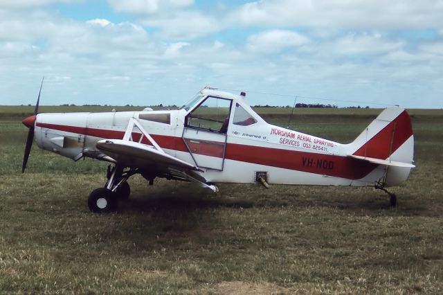 VH-NOD — - PIPER PA-25-235 PAWNEE D 235 - REG : VH-NOD (CN 25/7556169) - HORSHAM VIC. AUSTRALIA - YHSM (8/11/1986) 35MM SLIDE CONVERSION USING A LIGHTBOX AND A NIKON L810 DIGITAL CAMERA IN THE MACRO MODE.