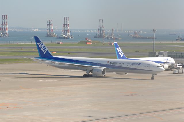 BOEING 777-300 (JA757A) - Taxi at Haneda Intl Airport on 2007/10/28 Ganbare! Nippon! Title