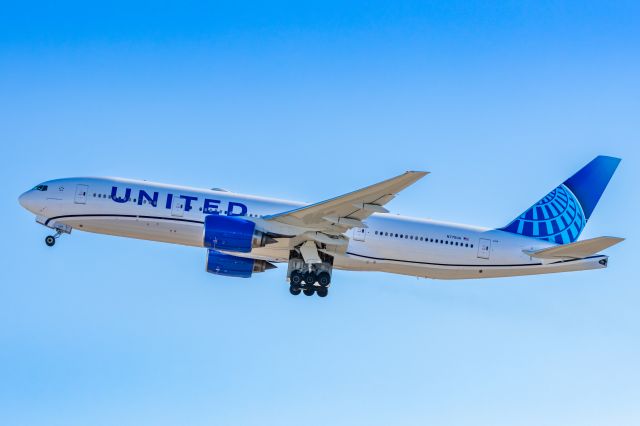 Boeing 777-200 (N775UA) - A United Airlines 777-200 taking off from PHX on 2/9/23 during the Super Bowl rush. Taken with a Canon R7 and Tamron 70-200 G2 lens.