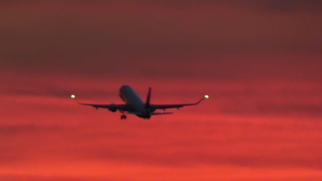 Embraer ERJ-190 (N355JB) - Golden Hour=ð¥