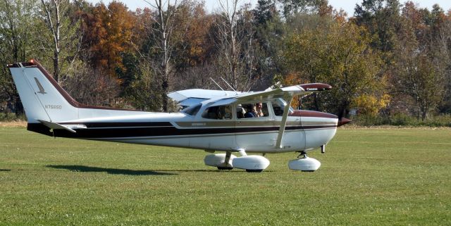 Cessna Skyhawk (N7565D) - Taxiing for departure is this 1979 Cessna 172N Skyhawk II in the Autumn of 2022.