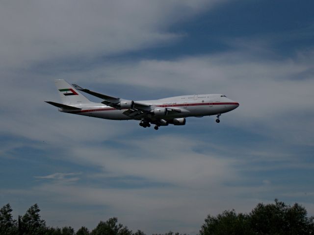 BOEING 747-8 (A6-YAS)