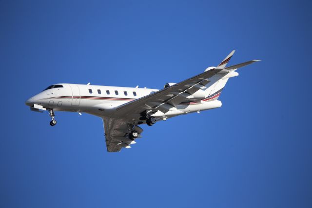 Bombardier Challenger 300 (N756QS)