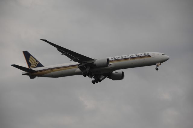 BOEING 777-300 (9V-SWN) - Final Approach to NRT Airport Runway 34L on 2011/10/8