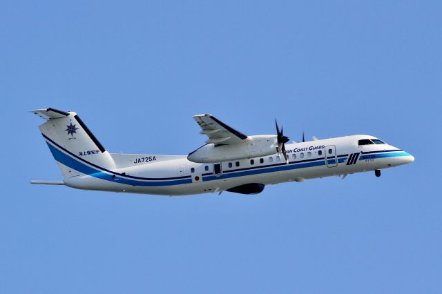 de Havilland Dash 8-300 (JA725A) - Japan Coast Guardbr /(18/11/2013)