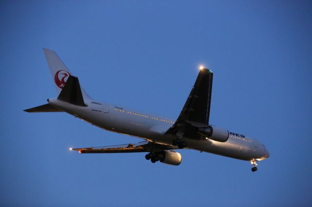 BOEING 767-300 (JA622J) - 30 August 2015:HND-HKD.