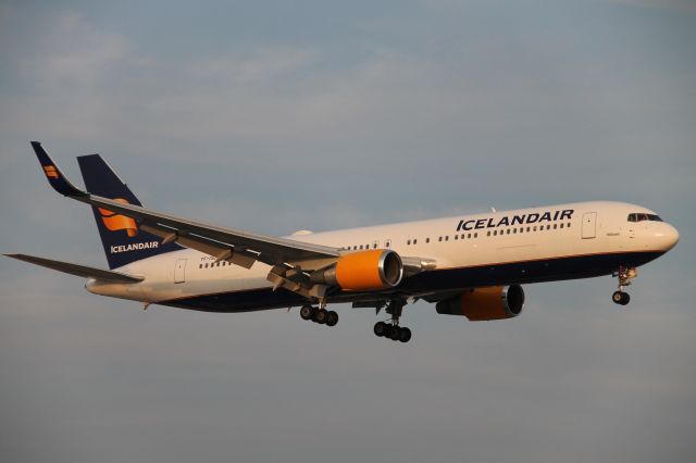 BOEING 767-300 (TF-ISO) - Icelandair 763 landing at YYZ for the second time!