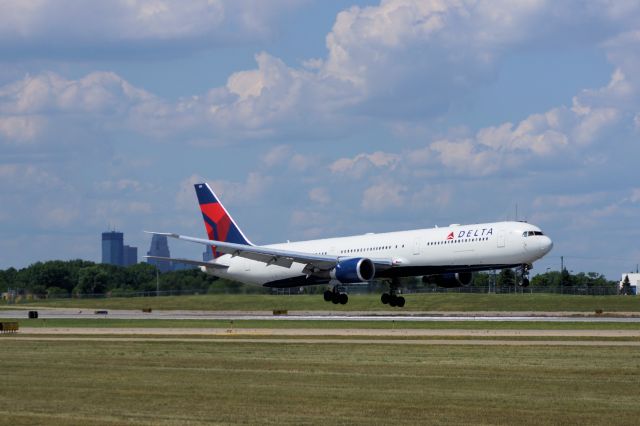 BOEING 767-400 — - LHR - MSP