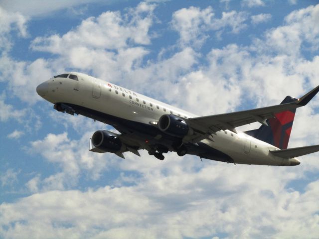 EMBRAER 175 (long wing) (N244SY) - Taking off RWY 30