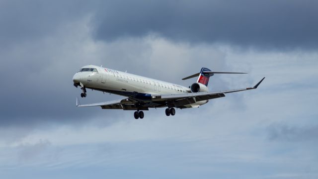 Canadair Regional Jet CRJ-900 (N187GJ)