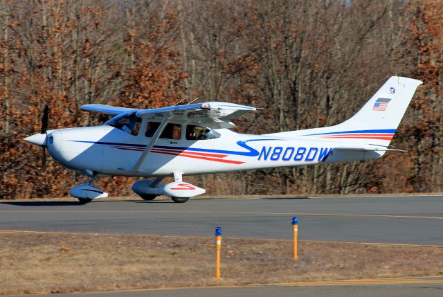 Cessna Skylane (N808DW) - Rolling out after landing on runway 02.