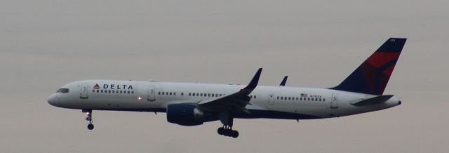 Boeing 757-200 (N711ZX) - Landing from London Heathrow