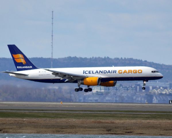 Boeing 757-200 (TF-FIG) - Iceair 793 icelandair csrgo lands on 33 