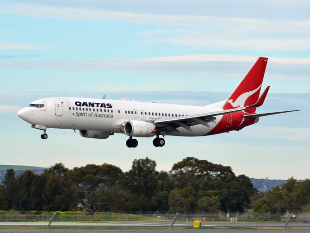 Boeing 737-800 (VH-VYB) - On short finals for runway 05. Thursday 12th July 2012.