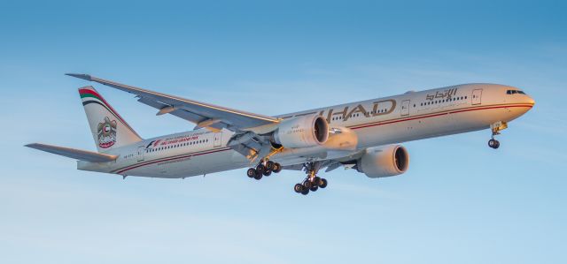 BOEING 777-300 (A6-ETH)