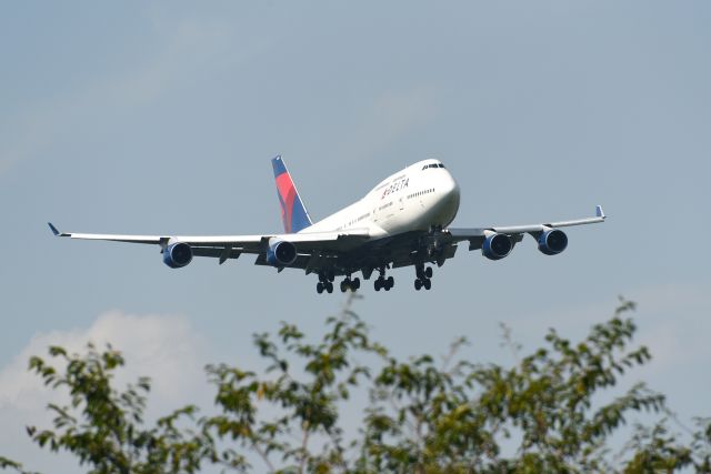 Boeing 747-400 (N669US)