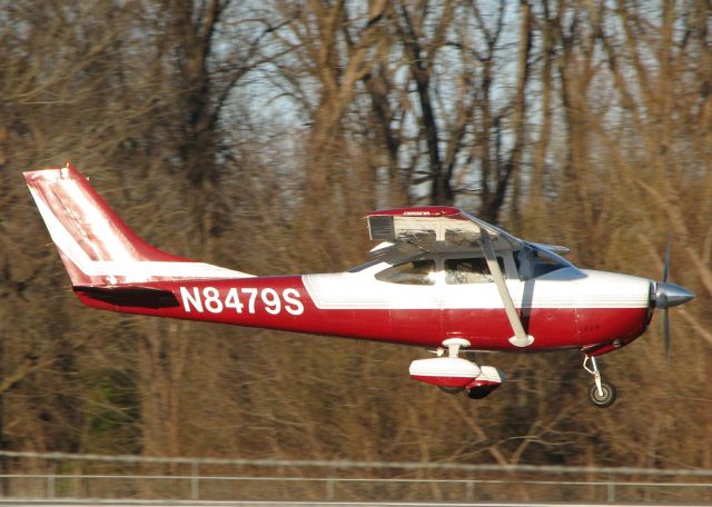 Cessna Skyhawk (N8479S) - About to touch down on 14 at the Downtown Shreveport airport.