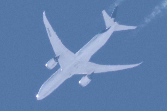 Boeing 787-8 (N748AM) - N748AM Boeing B-787-9 Aeromexico AM39 De Madrid MAD. Vers Guadalajara CDL Altitude 12192 Mètres. Vitesse 796 KM/H. Survolant la ville de Lavaltrie QC. Le 23-04-2025 à 15:18.