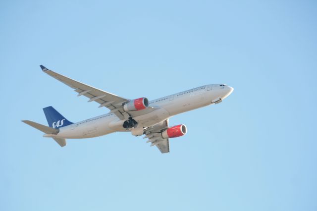 Airbus A330-300 —