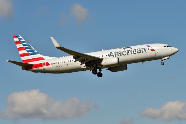 Boeing 737-800 (N301PA) - 5-L arrival 09-29-22. Check out the roached painted scheme. Looks like someone took sharpie to it.