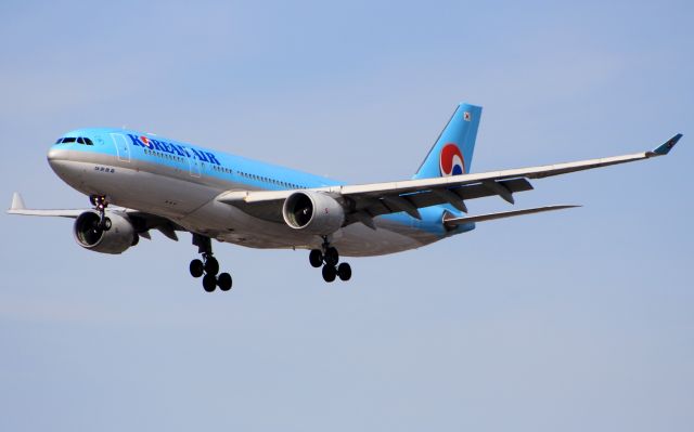 Airbus A330-200 (HL8227)