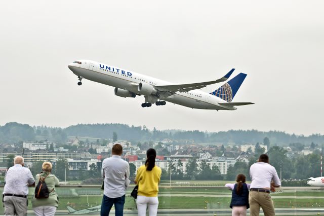 BOEING 767-300 (N485UA)