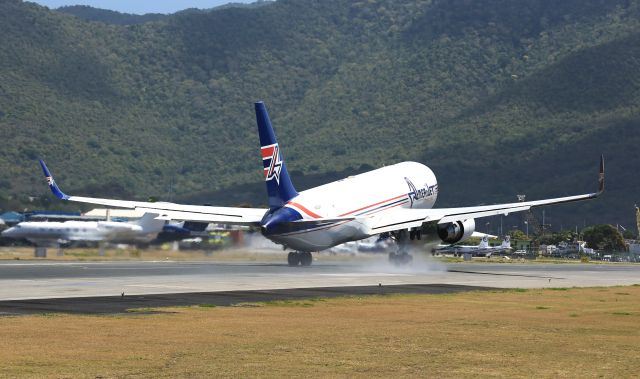 BOEING 767-300 (N432AX)