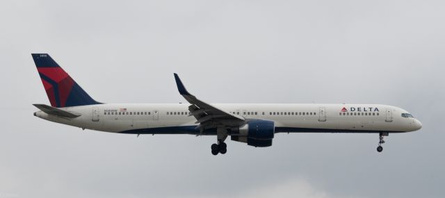 Boeing 757-200 (N586NW)