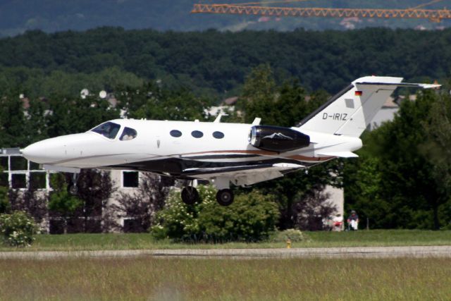 Cessna Citation Mustang (D-IRIZ) - On short finals for rwy 23 on 29-May-18.