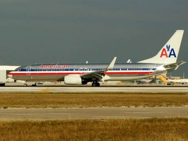 Boeing 737-800 (N921NN)