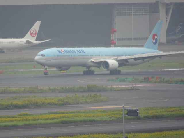 Boeing 777-200 (HL7573)