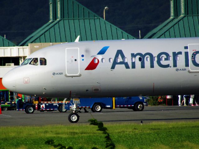 Airbus A321 (N933AM)