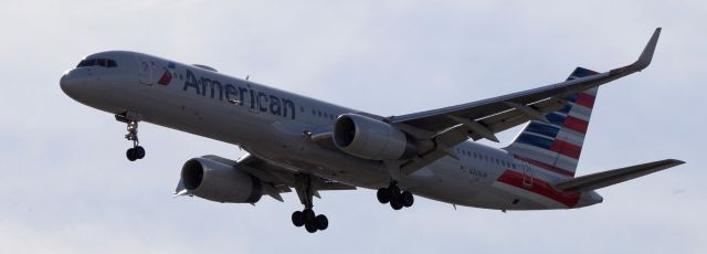 Boeing 757-200 (N203UW) - phoenix sky harbor 21DEC19