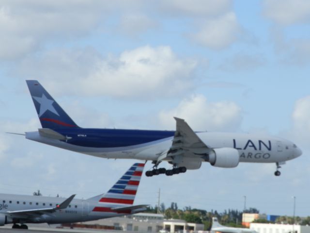 BOEING 777-200LR (N776LA)