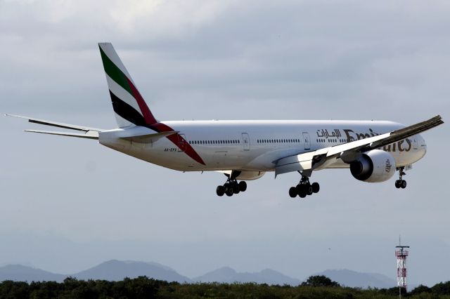 Boeing 777-200 (A6-EPX)