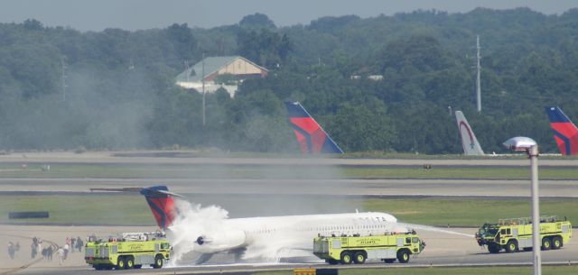 McDonnell Douglas MD-88 (N941DL) - I was the one that reported this to CNN and sent in the pictures on May 28th. Delta MD88 blew a tire on landing and caused a fire on the right rear side of the plane. Pilot had to evacuate the aircraft. Happened to be spotting from my balcony at the Renaissance when this happened.