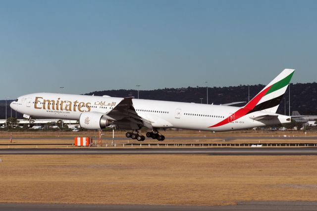 BOEING 777-300ER (A6-ECG) - Boeing 777-300ER cn 35579 ln 709. Emirates A6-ECG final rwy 03 YPPH 05 March 2022_