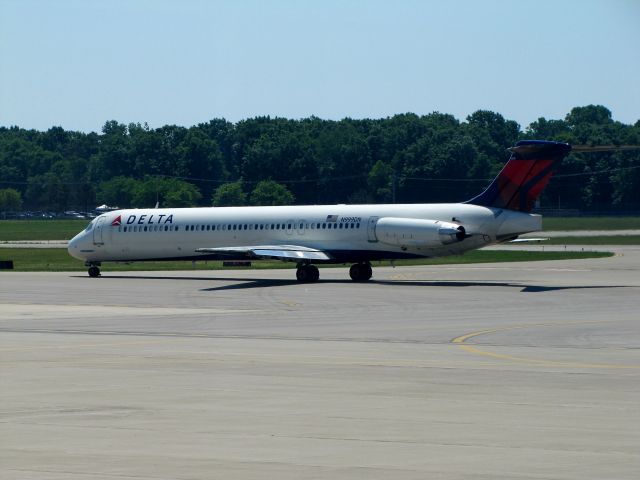 McDonnell Douglas MD-88 (N999DN)