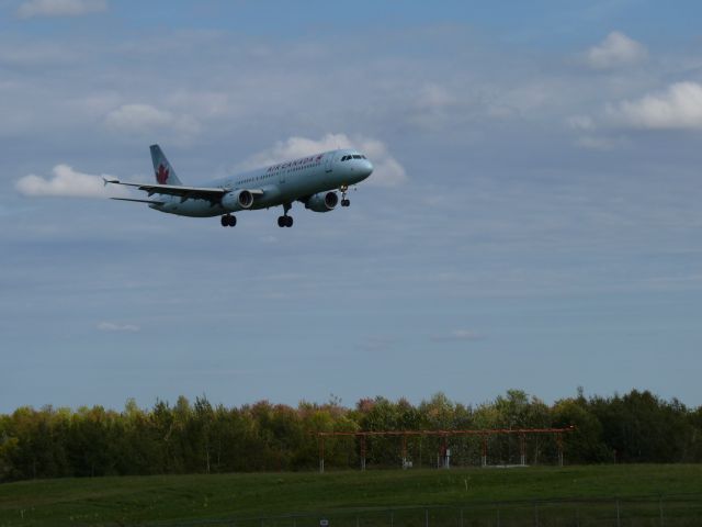 Airbus A320 (C-GIUB) - landing on #25