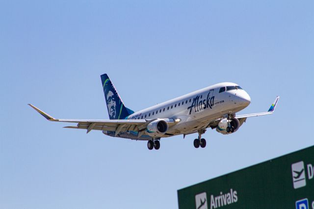 Embraer 175 (N629QX)