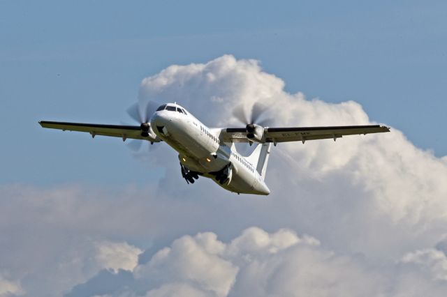 ATR ATR-72 (EI-FMK) - EIN3721 departing to Cork with some spectacular clouds in the background.