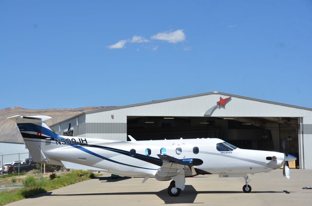 Pilatus PC-12 (N500JH) - Pretty new paint stripes.